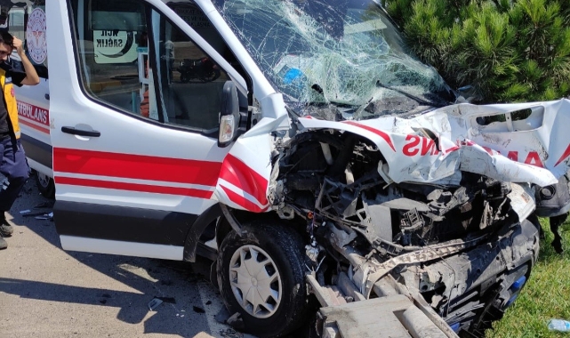 Vakadan dönen ambulans tankere çarptı!