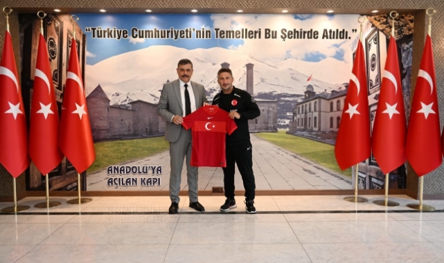 Vali Çiftçi’ye milli takım forması hediye etti