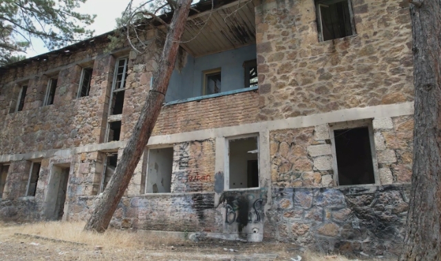 Video çekmek için gittikleri ‘cinli köy'de ceset buldular!
