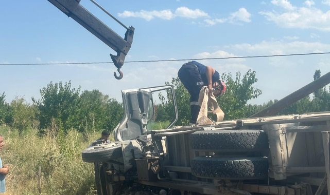Virajı alamayan kamyon elektrik direğine çarparak devrildi: 1 yaralı