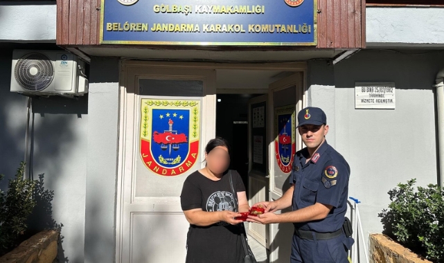 Yol kenarında altın dolu çanta bulundu!