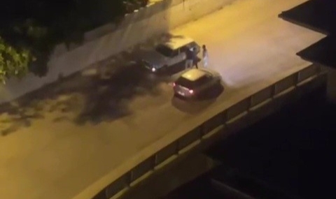 Yol verme tartışmasında otomobili böyle tekmeledi