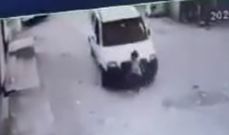 Yola fırlayan küçük çocuğa, ticari araç çarptı