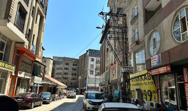 Yüksekova’da birçok cadde ve sokakta elektrik direkleri kalkıyor
