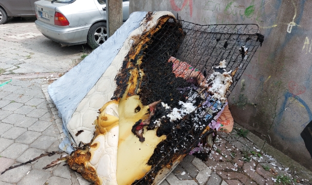 2.5 yaşındaki çocuk oyun oynarken çakmakla yatağı yaktı