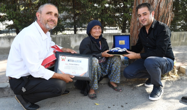 82 yaşındaki Nefise teyzeden örnek davranış