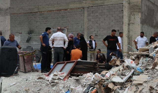 Adana'da kule vinçteki demir kova işçilerin üzerine düştü: 2 ölü