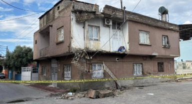 Adana’da “Süper Hücre” evin damını ve balkonunu çökertti