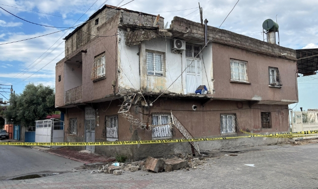Adana’da “Süper Hücre” evin damını ve balkonunu çökertti