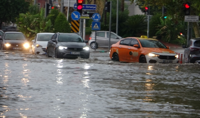 Adana'yı 'süper hücre' vurdu