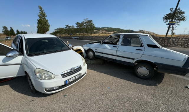 Adıyaman’da iki otomobil çarpıştı