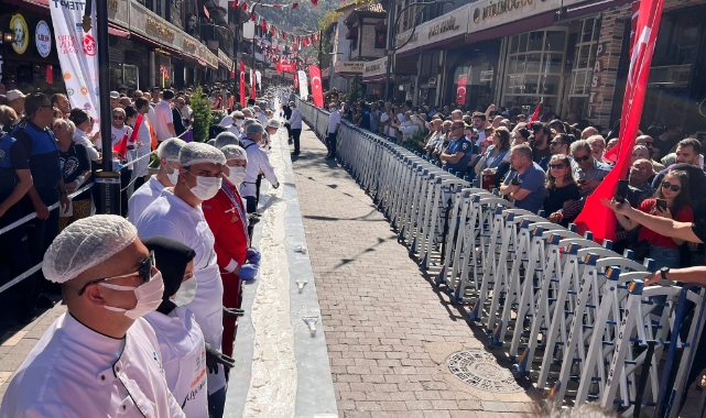 Afyonkarahisar'da dünyanın en uzun lokumunu yaptılar