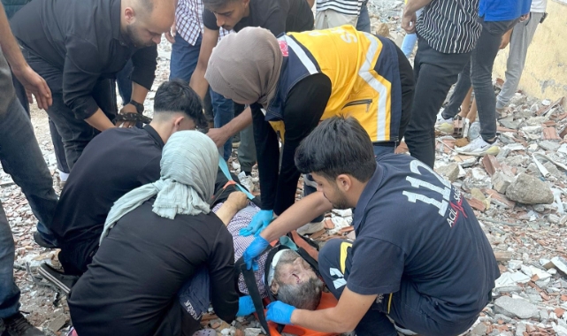 Ağır hasarlı binada 2'nci kattan düşüp öldü