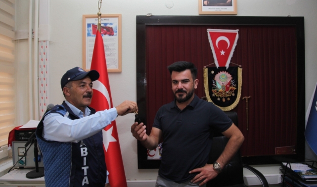Ahlatlı esnaf, yerde bulduğu bir kese altını sahibine teslim etti