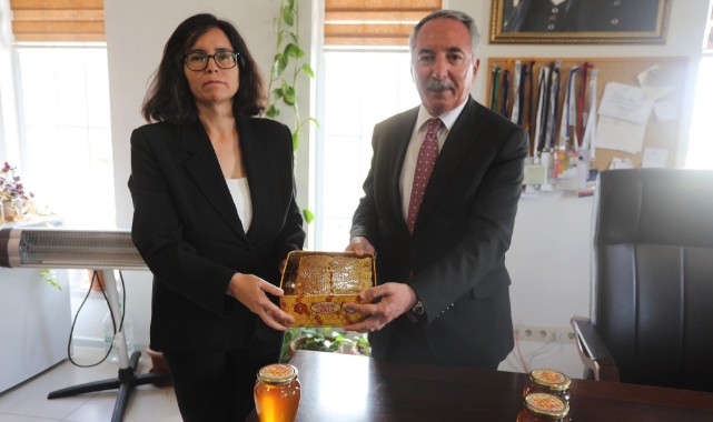 AİÇÜ'de Üretilen İlk Balın Hasadı Yapıldı