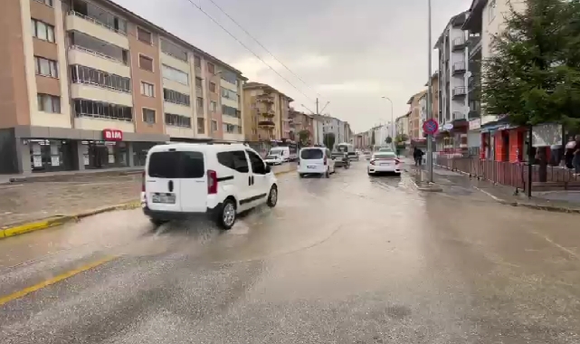 Aniden bastıran kuvvetli yağış Eskişehir'de hayatı olumsuz etkiledi