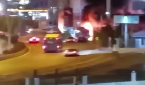 Ankara'da akaryakıt istasyonunda bekleyen araç alev alev yandı