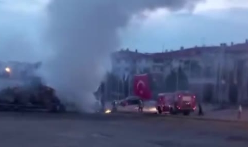 Ankara'da park halindeki TIR yandı