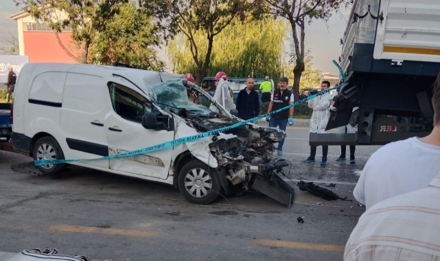 Ankara’da süratli giden hafif ticari araç park halindeki tıra saplandı: 1 ölü