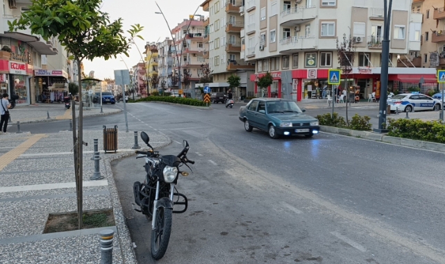 Antalya'da motosiklet ile elektrikli bisiklet çarpıştı