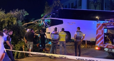 Antalya'da otel duvarına çarpan tur otobüsünün sürücüsü öldü