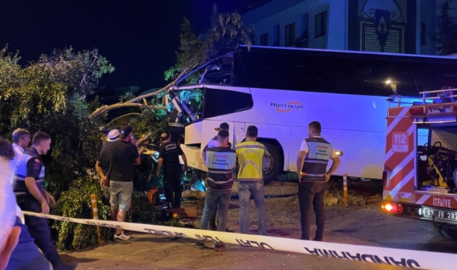 Antalya'da otel duvarına çarpan tur otobüsünün sürücüsü öldü