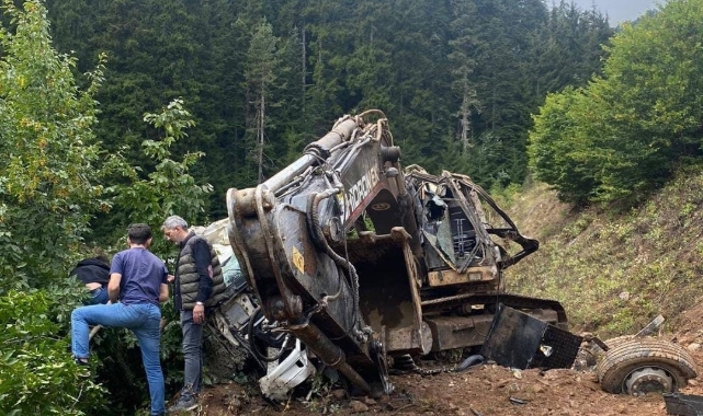 Artvin’de iş makinesi yüklü kamyon uçuruma yuvarlandı