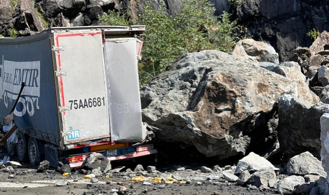 Artvin'i heyelan vurdu! Dev kayalar TIR'ların üzerine düştü