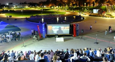 Atatürk Stadyumu Kütüphanesi önünde sinema keyfi