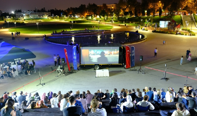 Atatürk Stadyumu Kütüphanesi önünde sinema keyfi