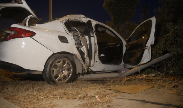 Aydınlatma direğine çarparak hurdaya dönen otomobildeki 4 kişi yaralandı