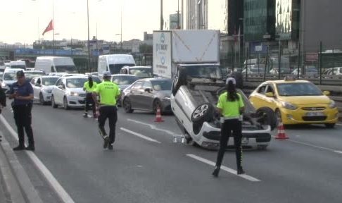 Bahçelievler’de bariyere çarpan araç takla attı
