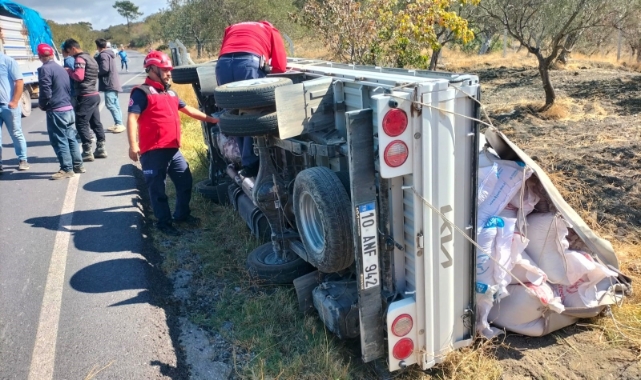 Balıkesir'de devrilen kamyonetteki biri bebek 3 kişi yaralandı