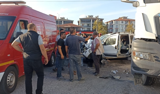 Balıkesir'de hafif ticari araçla kamyon çarpıştı: 6 yaralı