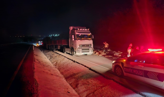 Bandırma’da kontrolden çıkan seramik yüklü TIR karşı şeride uçtu