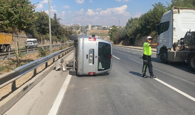 Bariyerlere çarparak takla attı
