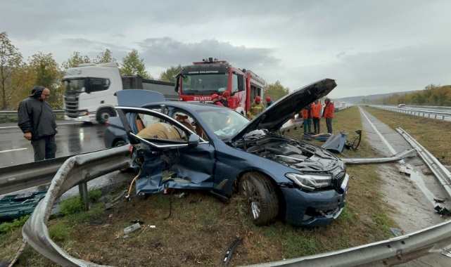 Bariyerleri yerinden söken lüks otomobil hurdaya döndü