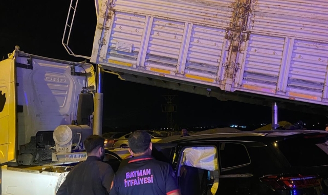 Batman'da lüks araç TIR'ın altına girdi: 2 yaralı