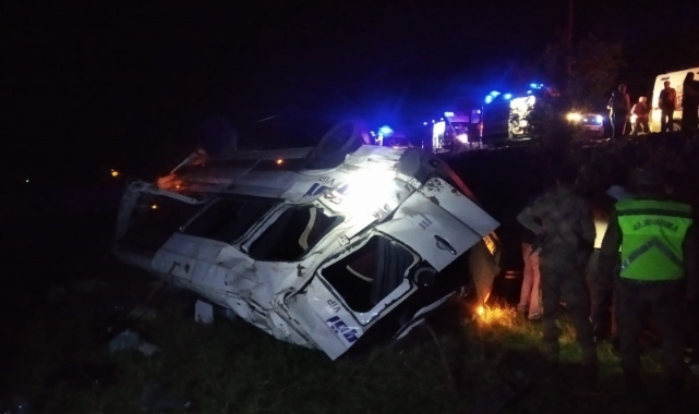 Bingöl’de ata çarpan minibüs şarampole devrildi: 13 yaralı