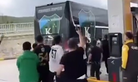 Bolu'da Kocaelispor'a silahlı saldırı! Otobüsün arkasından koştu