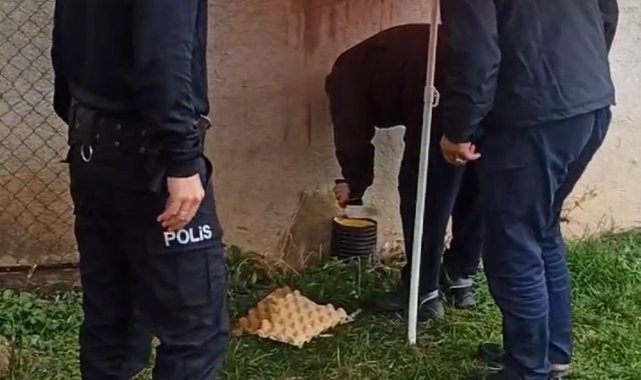 Boruya sıkışan kediyi itfaiye ekipleri kurtardı