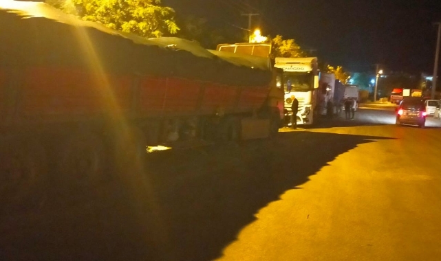 Burdur'da park halindeyken freni boşalan TIR 5 araca çarptı
