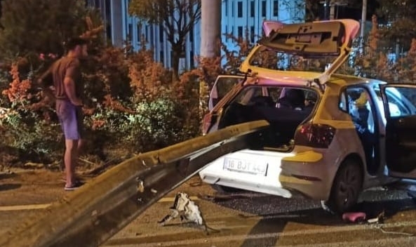 Bursa'da akıl almaz kaza: Bariyerlere ok gibi saplandı