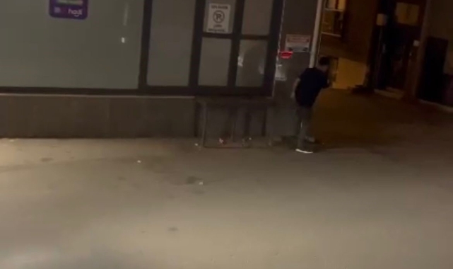 Bursa'da alkollü şahıs dakikalarca duvarı tekmeledi