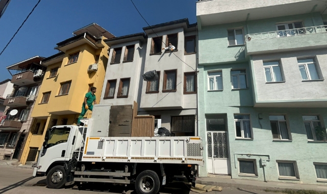 Bursa'da bir apartmandan 5 kamyon çöp çıktı