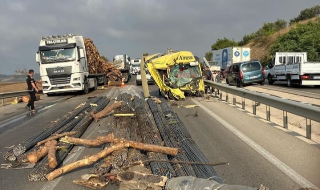 Bursa'da bir TIR, tomruk yüklü TIR'a çarptı