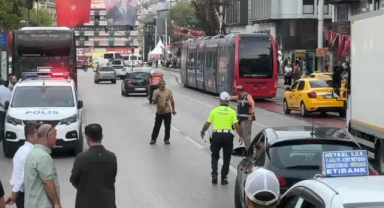 Bursa'da cadde üzerinde defalarca kendini bıçakladı