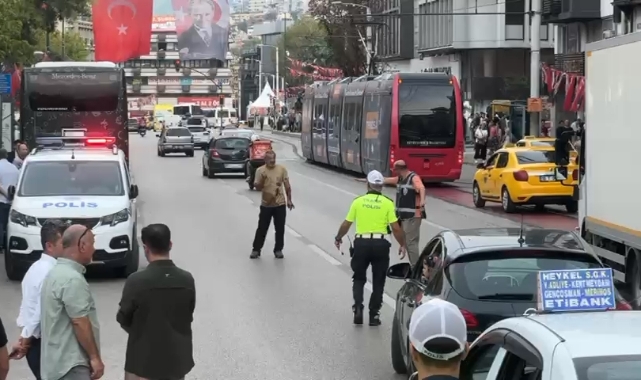 Bursa'da cadde üzerinde defalarca kendini bıçakladı