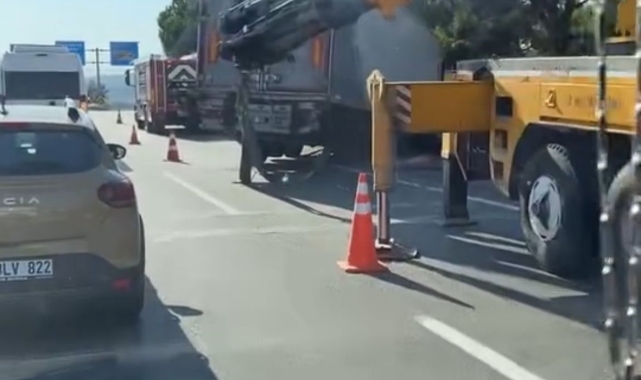 Bursa'da devrilen TIR yolu kapattı, kilometrelerce kuyruk oluştu