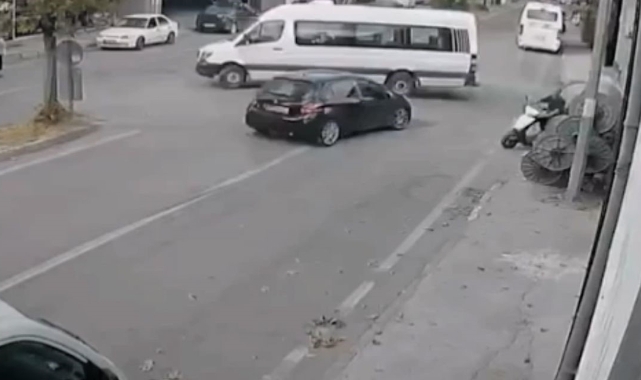 Bursa'da dikkatsiz servis minibüsü sürücüsü kazaya neden oldu